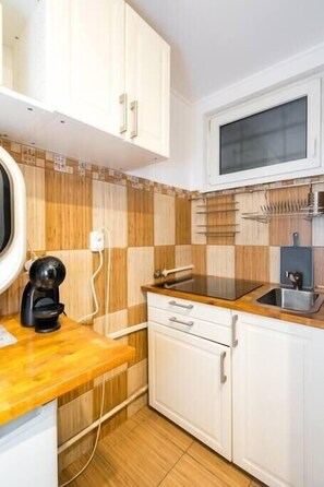 Microwave, stovetop, coffee/tea maker, cookware/dishes/utensils - Jazzy Studio in the Heart of Bucharest (București)