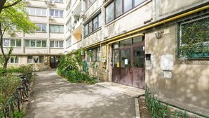 A multi-story building with a paved pathway leading to a door. - Jazzy Studio in the Heart of Bucharest (București)