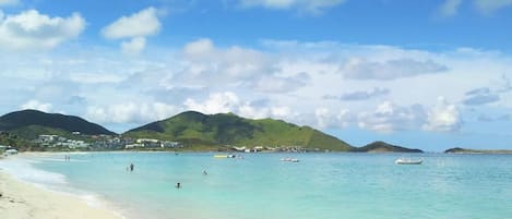 Sur la plage, chaise longue, serviettes de plage