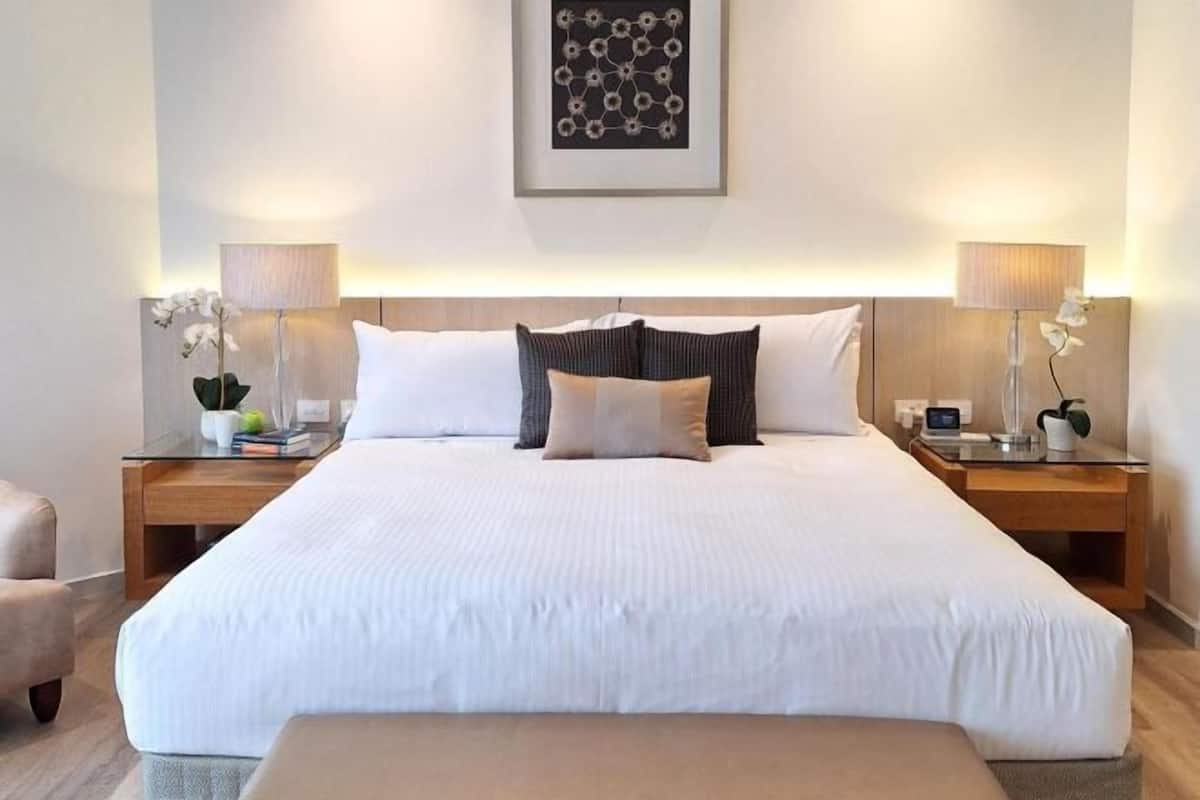 Desk, laptop workspace, iron/ironing board, free WiFi