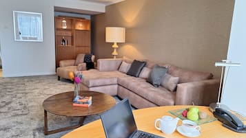 Executive Suite | Living area | 50-cm Smart TV with cable channels