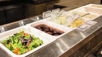 Desayuno buffet diario (AUD 38 por persona)