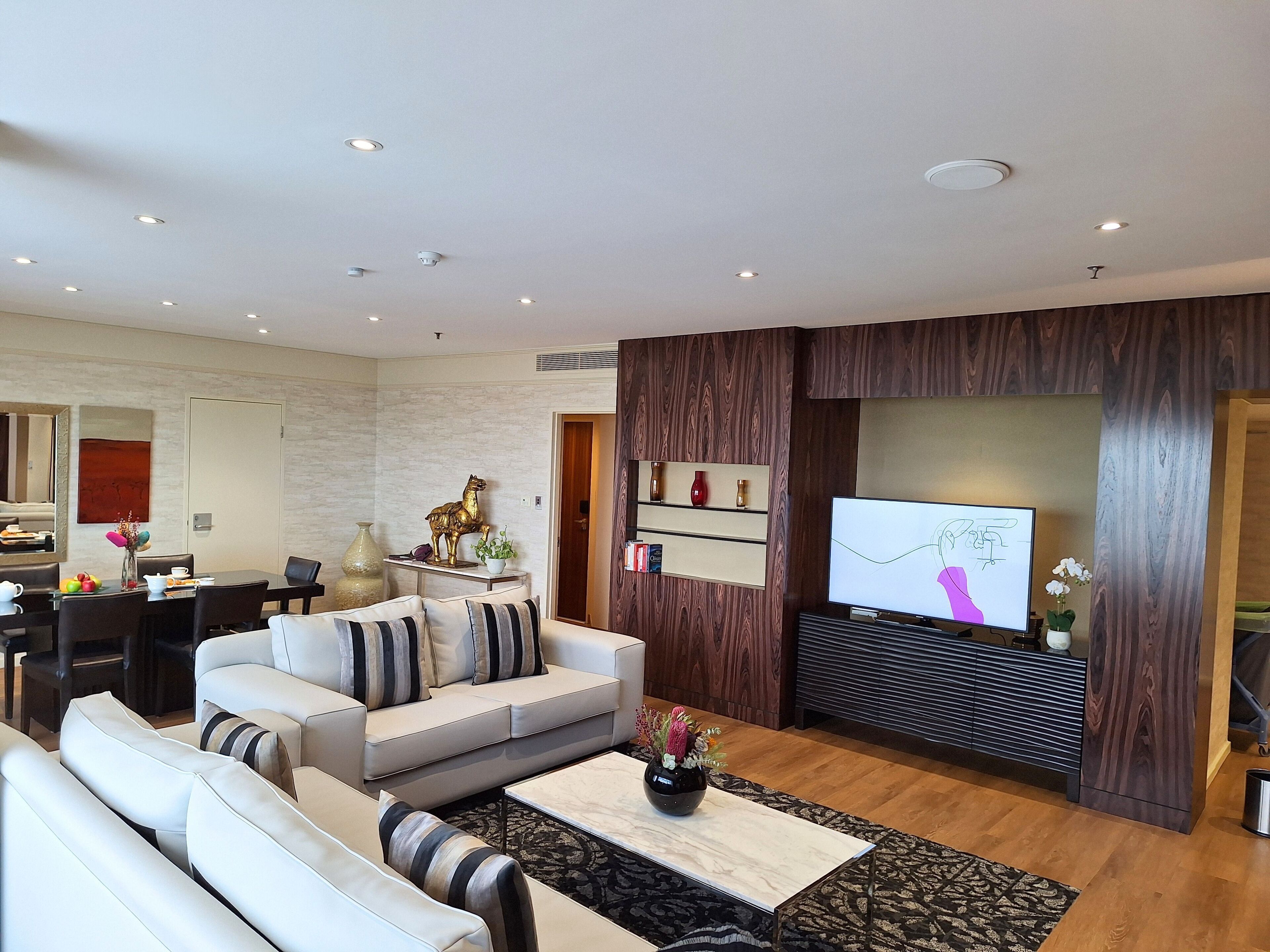 Zimmer | Wohnbereich | 50-cm-Smart-TV mit Kabelempfang