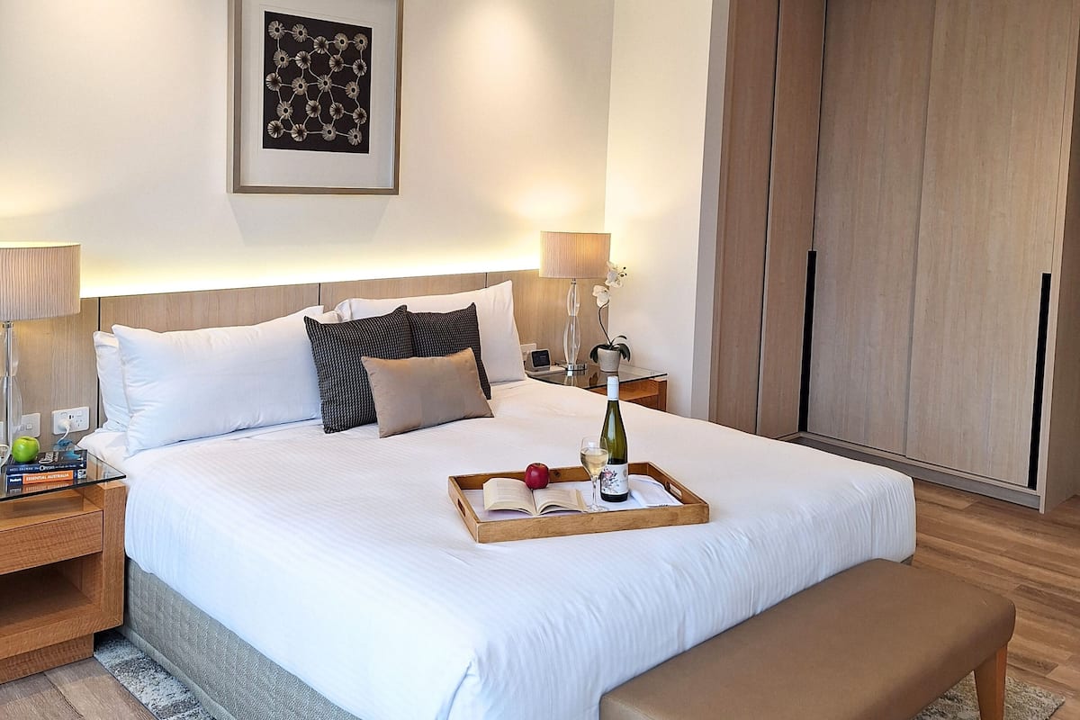 Escritorio y espacio para trabajar con laptop