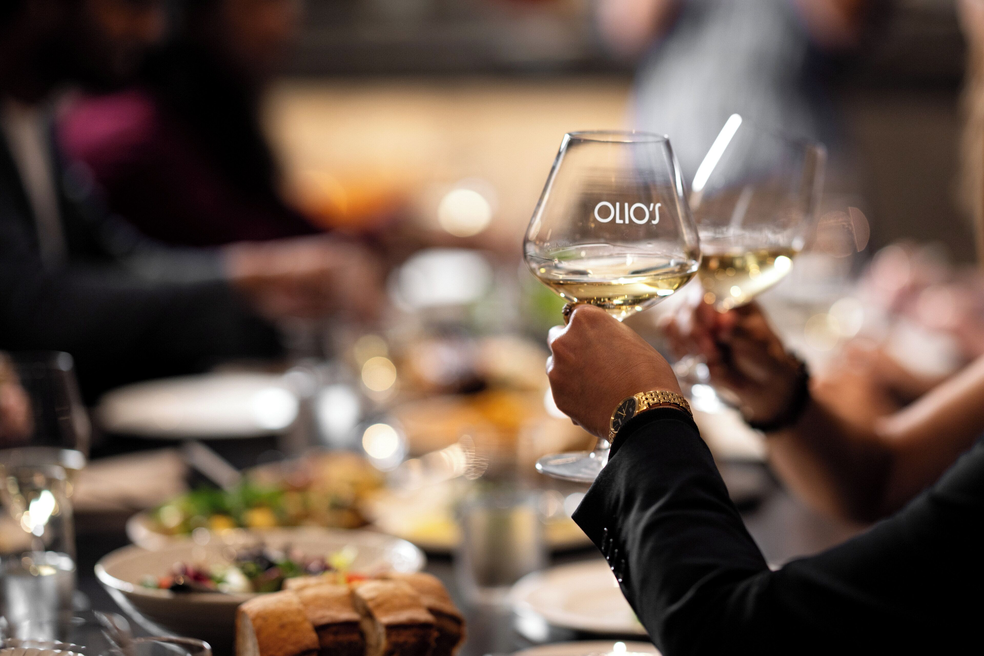 Una mesa de comedor con copas de vino y una hogaza de pan.