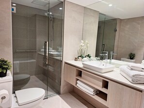 Shower, free toiletries, hair dryer, towels - Residence on Langley Park (East Perth)