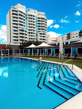Piscina externa. Residence on Langley Park