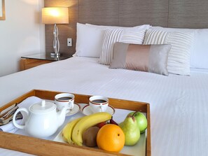 Desk, laptop workspace, iron/ironing board, free WiFi - Residence on Langley Park (East Perth)