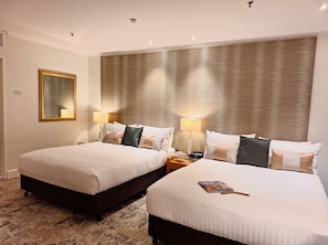 Standard Queen | Desk, laptop workspace, iron/ironing board, free WiFi