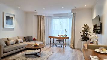 Una sala de estar moderna con sofá, mesa de centro y comedor.