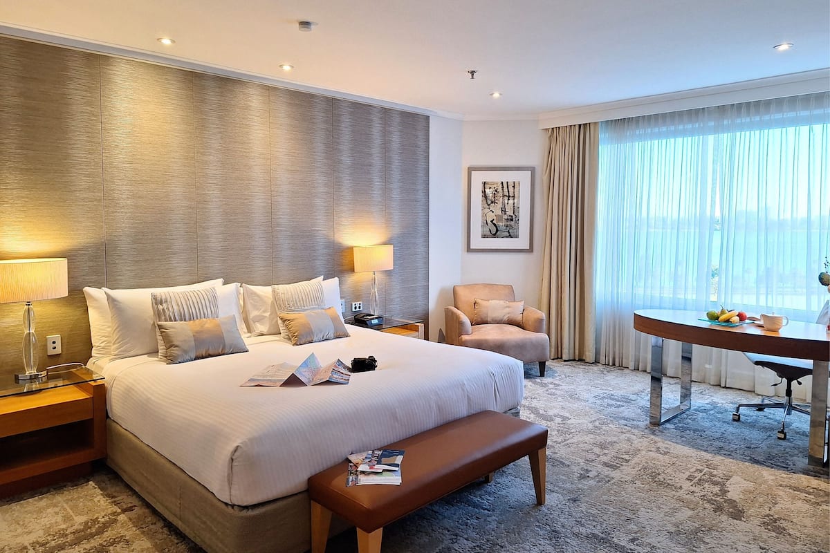 Standard King | 1 bedroom, desk, laptop workspace, iron/ironing board