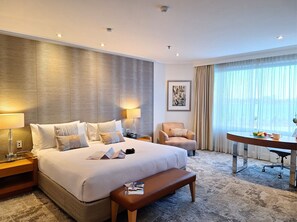 Standard King | 1 bedroom, desk, laptop workspace, iron/ironing board