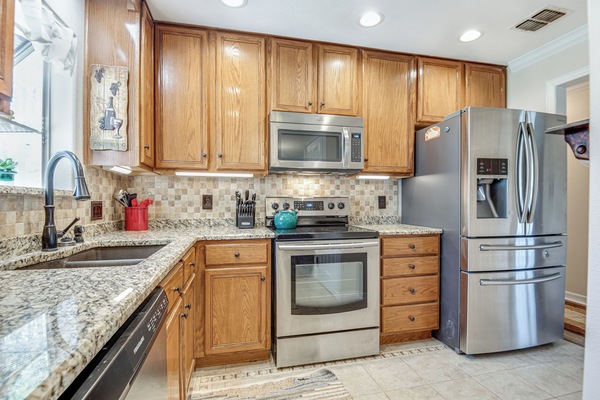 Køleskab, mikrobølgeovn, ovn, kogeplade