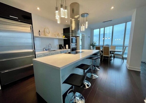 Fridge, microwave, oven, stovetop - Celestial Heights (Toronto)