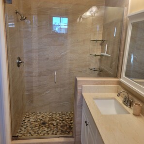 Shower, hair dryer, towels, soap - Luxurious Townhome in the Incredible Ole at Lely Townhome Community (Naples)