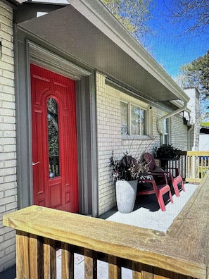 Terrace/patio - Cozy & Spacious 4-bedroom home in Atlanta (Atlanta)