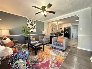 Smart TV, fireplace, books - Cozy & Spacious 4-bedroom home in Atlanta (Atlanta)