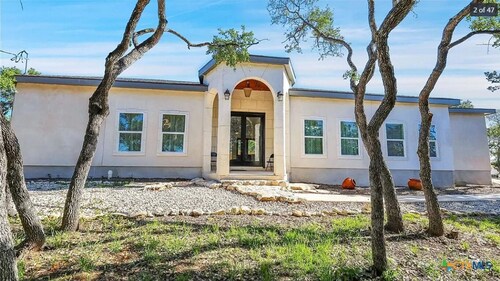 Cheerful lake side mansion minutes to the lake 