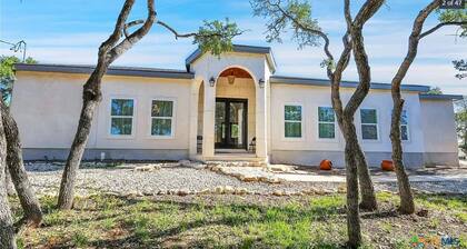 Cheerful lake side mansion minutes to the lake