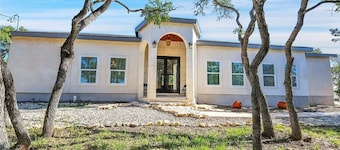 Cheerful lake side mansion minutes to the lake