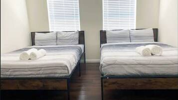 3 kamar tidur, meja kerja, setrika/meja setrika, dan Wi-Fi gratis