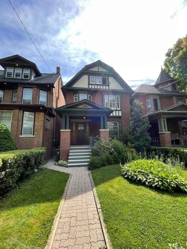Exterior - Large, comfortable, private three bedroom home in South Parkdale, Toronto! (Toronto)