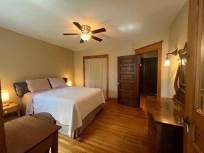 3 bedrooms, iron/ironing board, WiFi, bed sheets - Large, comfortable, private three bedroom home in South Parkdale, Toronto! (Toronto)