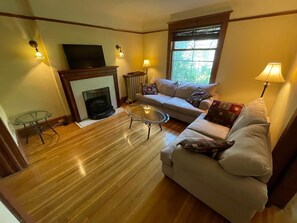 Smart TV - Large, comfortable, private three bedroom home in South Parkdale, Toronto! (Toronto)