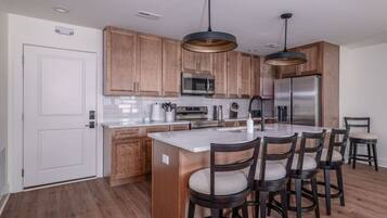 Coffee/tea maker, fridge, microwave, oven