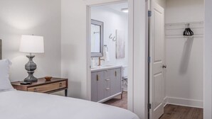 Unclassified image, 5 of 39, button - Luxury Penthouse in Entertainment District (Trussville)