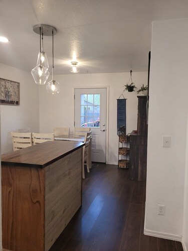 Cozy 2-bedroom townhome in quiet neighborhood!No pets!New kitchen!Fresh painting