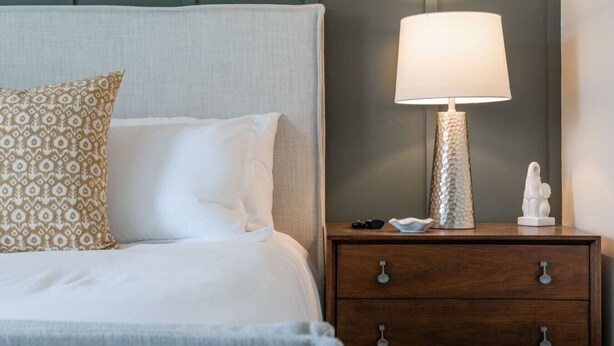 Tabla de planchar con plancha, cuna de viaje, wifi y ropa de cama 