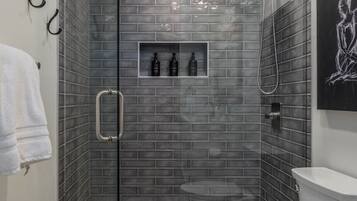 Douche, séchoir à cheveux, serviettes fournies, savon