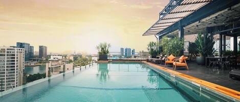 Kolam renang terbuka, payung kolam, kerusi lepak pantai