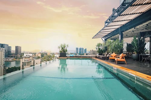 Outdoor pool, pool umbrellas, sun loungers