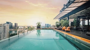 Outdoor pool, pool umbrellas, pool loungers - Kin Hotel Thi Sach (Ho Chi Minh City)