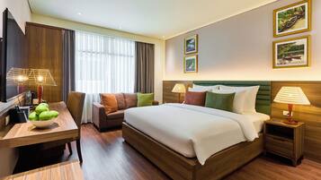 Deluxe tweepersoonskamer | Luxe beddengoed, een minibar, een kluis op de kamer, een bureau