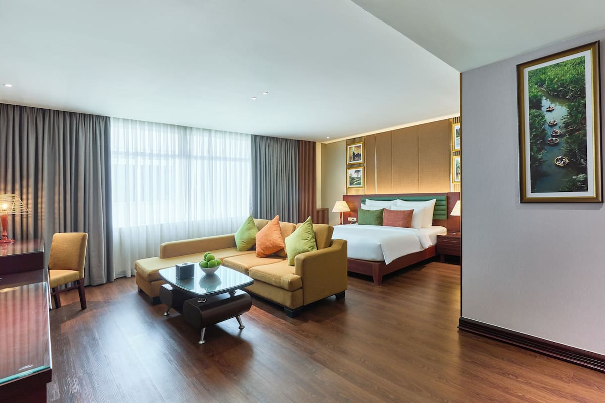 Kin Suite City View | Premium bedding, minibar, in-room safe, desk