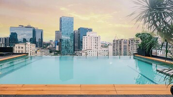 Piscine extérieure, parasols, chaises longues