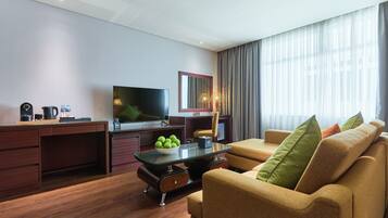 Executive kamer, uitzicht op de stad (Kin Suite) | Luxe beddengoed, een minibar, een kluis op de kamer, een bureau