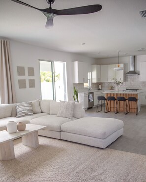 Smart TV, fireplace, offices - Seaside Haven 10min to Siesta Keys - 4BR / 2.5BA House (Sarasota)