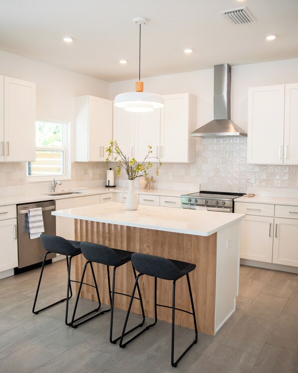 Fridge, microwave, oven, stovetop - Seaside Haven 10min to Siesta Keys - 4BR / 2.5BA House (Sarasota)