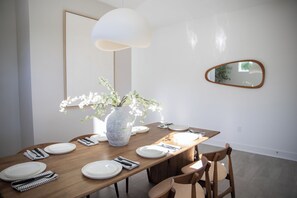 Dining - Seaside Haven 10min to Siesta Keys - 4BR / 2.5BA House (Sarasota)