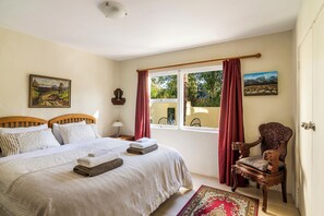 4 makuuhuonetta, työpöytä, silitysrauta/-lauta, vauvan matkasänky