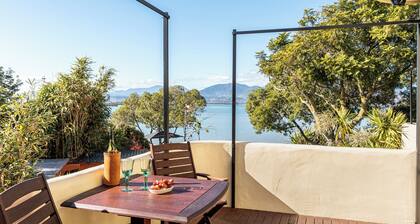 Camelot Island Retreat / 4-bedroom house at peaceful Best Island waterfront.