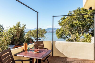 Camelot Island Retreat / 4-bedroom house at peaceful Best Island waterfront.