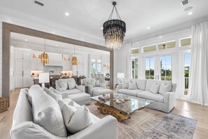 Smart TV, fireplace, table tennis, stereo - Crown of 30A! Pool+Golf Cart+Bikes, 1Min to Beach (Santa Rosa Beach)