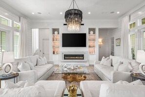 Smart TV, fireplace, table tennis, stereo - Crown of 30A! Pool+Golf Cart+Bikes, 1Min to Beach (Santa Rosa Beach)