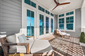 Terrace/patio - Crown of 30A! Pool+Golf Cart+Bikes, 1Min to Beach (Santa Rosa Beach)