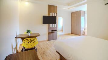 Habitación doble Deluxe, 1 cama Queen size, para no fumadores, baño privado | Caja de seguridad en la habitación y escritorio